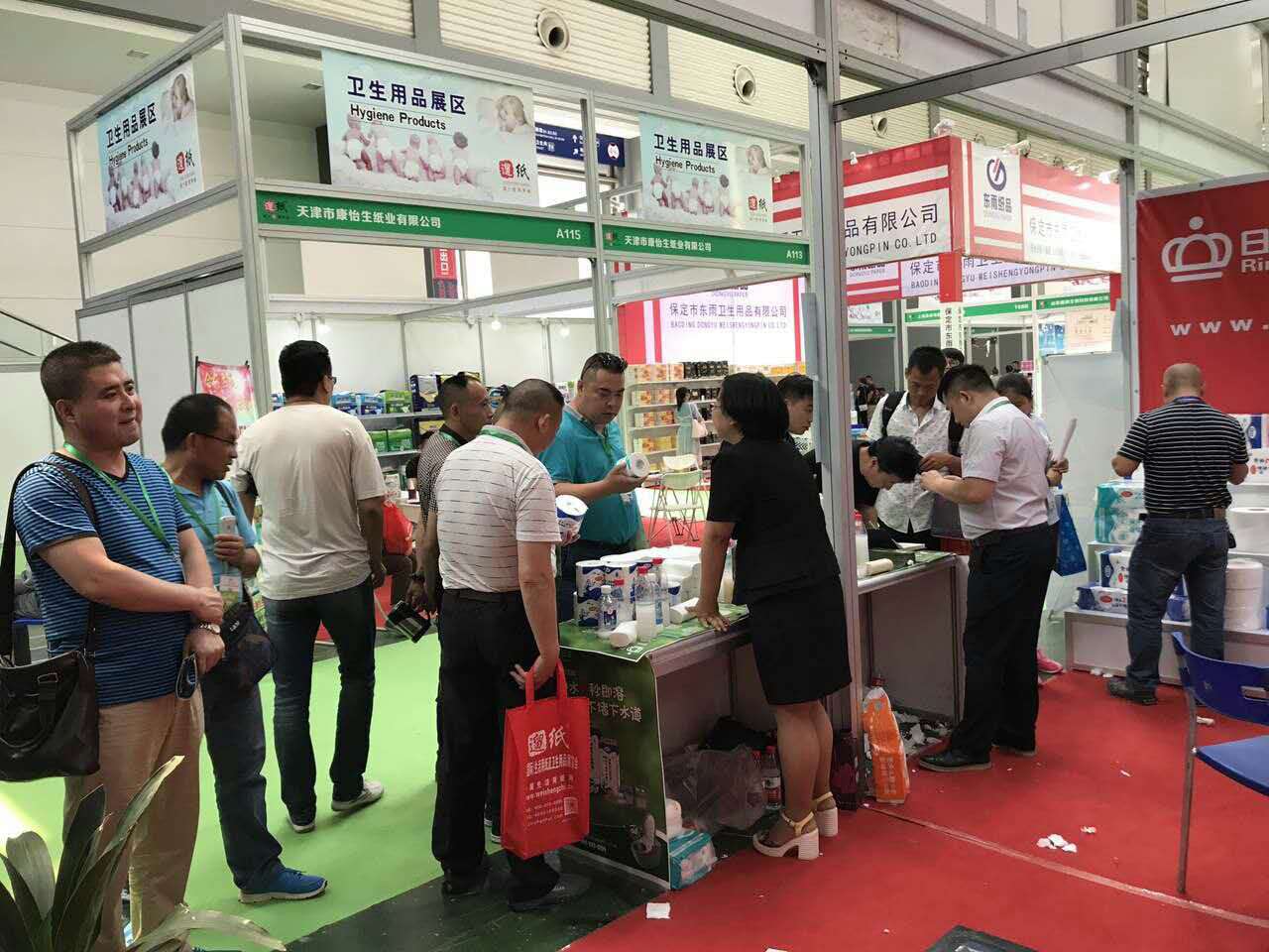 19展會(huì)現(xiàn)場迎客.jpg 19展會(huì)現(xiàn)場迎客.jpg