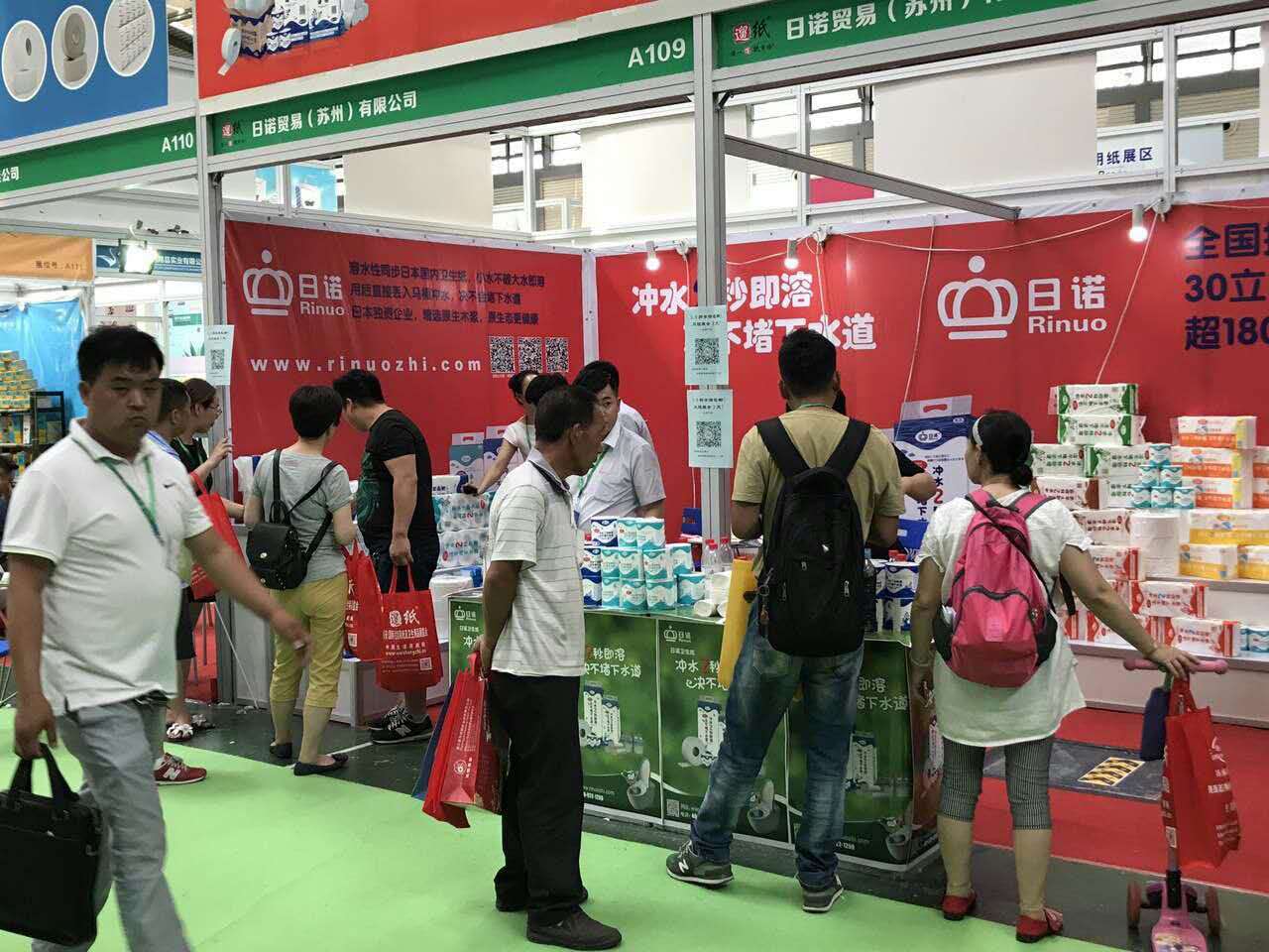 21展會(huì)現(xiàn)場迎客.jpg 21展會(huì)現(xiàn)場迎客.jpg