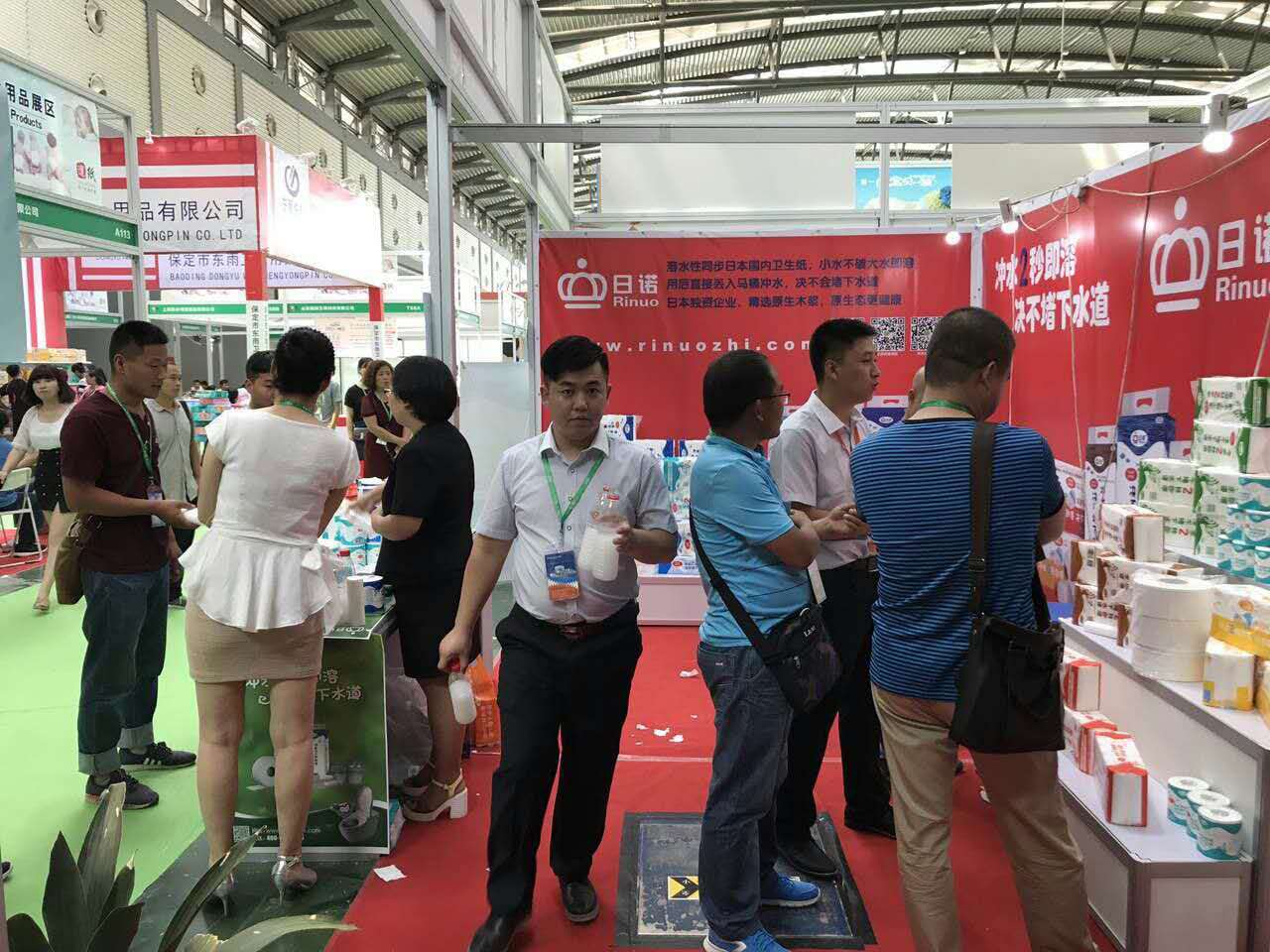 20展會(huì)現(xiàn)場迎客.jpg 20展會(huì)現(xiàn)場迎客.jpg